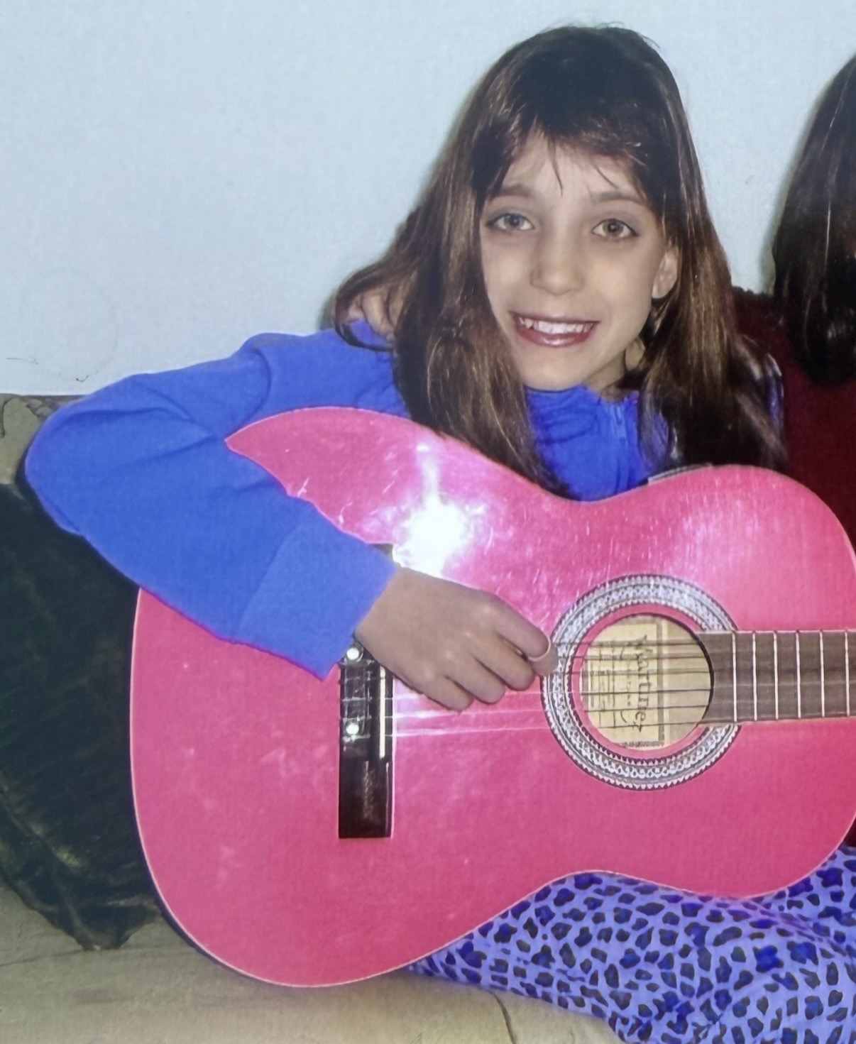 Her guitar is so nearly 'Murray-Cook-red'